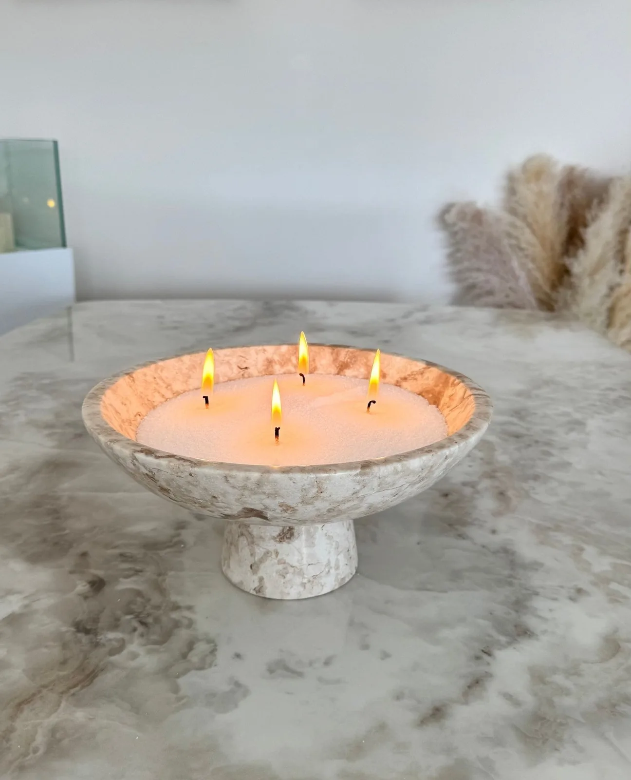 Sable Lumière, bougie en perles Aura Glow – coupe sur pied en marbre